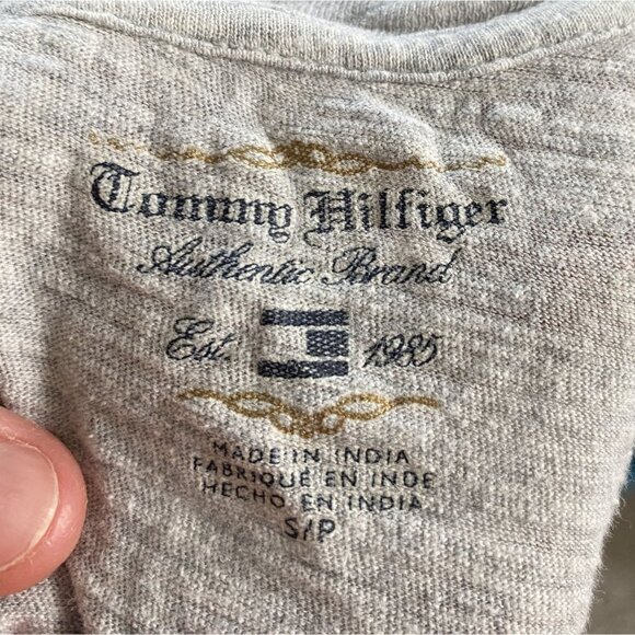 ⭐ 3/$15 Tommy Hilfiger Grey Embroidered Cream Floral T-Shirt S - Picture 7 of 7